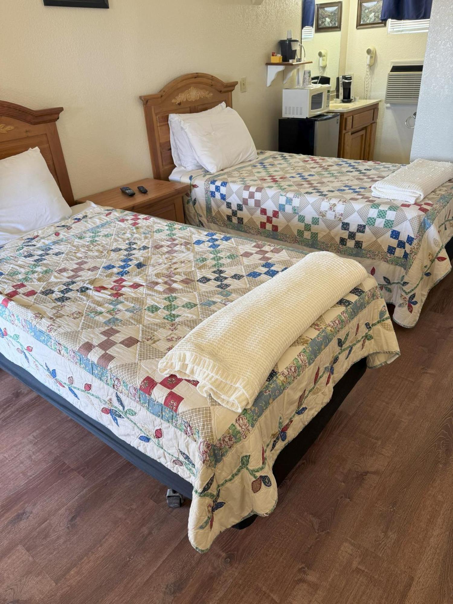 Barewood Inn & Suites Wofford Heights ภายนอก รูปภาพ